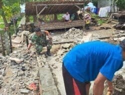 Bangun Keakraban, Babinsa Bersama Bantu Pembuatan Pondasi Dapur Rumah Milik Warga Binaan