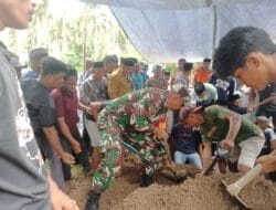 Wujud Kepedulian, Babinsa Kodim 1505 Tidore Bantu Prosesi Pemakaman Warga Binaanya