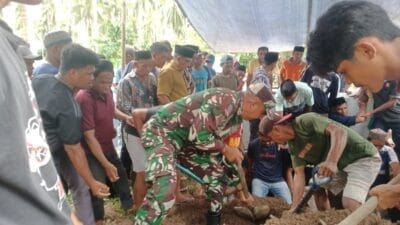 Wujud Kepedulian, Babinsa Kodim 1505 Tidore Bantu Prosesi Pemakaman Warga Binaanya