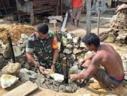 Jalin Kebersamaan, Babinsa Kodim 1505 Tidore Bantu Warga Bangun Septic Tank