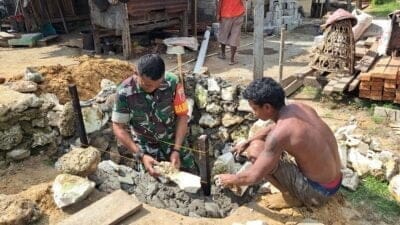 Jalin Kebersamaan, Babinsa Kodim 1505 Tidore Bantu Warga Bangun Septic Tank