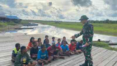 Satgas Yonif 125/SMB, Ajak Anak-Anak Bermain Sambil Belajar Di Alam Terbuka