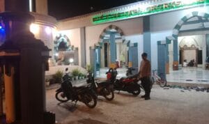 Cegah Curanmor, Polsek Kasiman Laksanakan Patroli Tarawih di Masjid”.