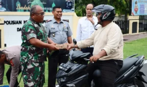 Dandim, Kapolresta, dan Forkopimda Kota Tidore Berbagi Berkah kepada Pengguna Jalan di Bulan Ramadan