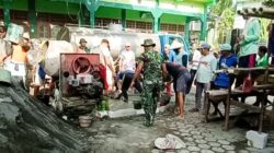 Kompak, Babinsa Koramil Kanor Bojonegoro dan Warga Tambahrejo Cor Dek Lantai 2 Gedung MI Islamiyah