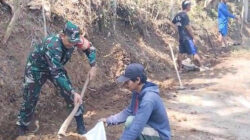 Babinsa Tapakrejo Bersama Warga Gelar Kerja Bakti Bersihkan Jalan Kampung