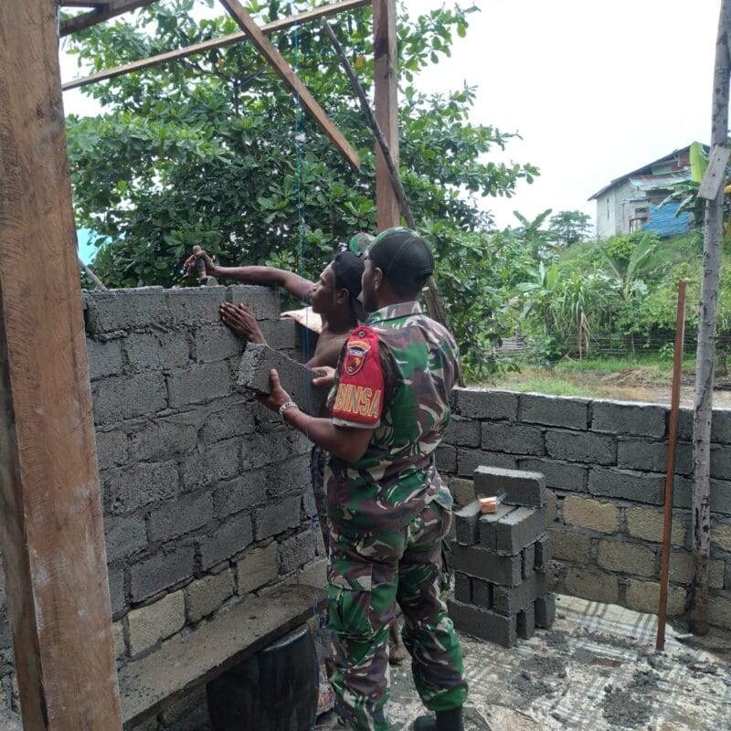 Gotong Royong Bukti Nyata Sinergitas TNI dan Rakyat dalam kegitan (RTLH)Babinsa Koramil 1512-02/Patani di desa Baka Jaya