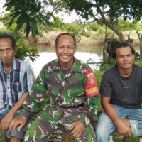 Koptu Irwan Manfaatkan Waktu Luang dengan Komsos di Desa Gunung Makmur