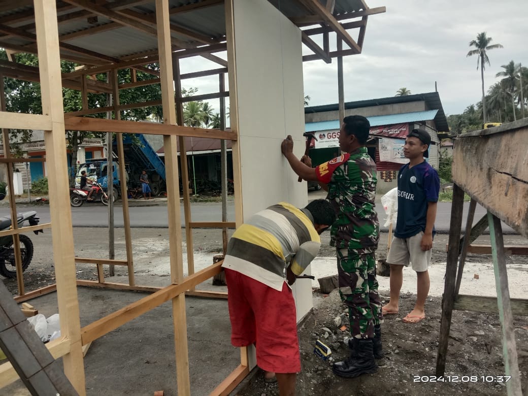 Babinsa Kodim Tidore Hadir Membantu Pembangunan Kios Warga