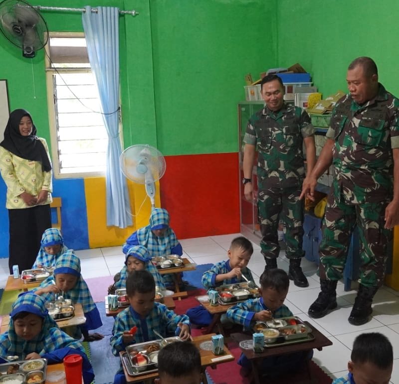 Uji Coba, Kodim Bojonegoro bersama SPPG Taman Rajekwesi Distribusikan Ratusan Porsi Makan Sehat dan Bergizi