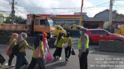 Bripka Reza Fajar A Kawal Kelancaran Arus Lalu Lintas di Jalan Raya Serang