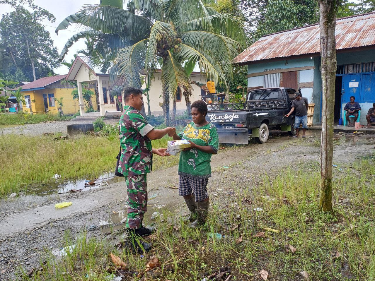 Dukung Program Penurunan Angka Stunting, Babinsa Koramil Mapurujaya Bagikan Susu Kepada Ibu Hamil