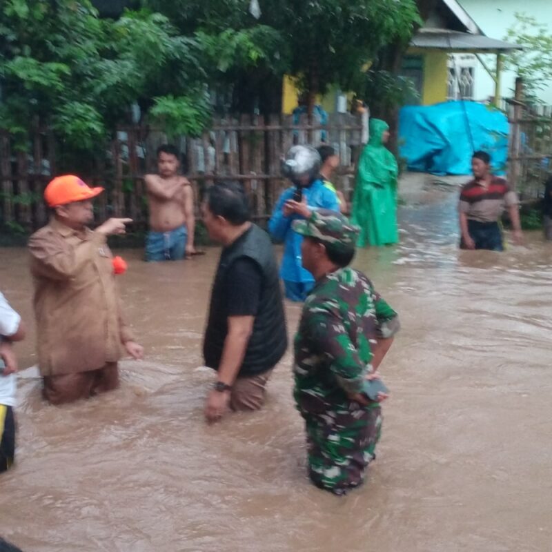 Koramil Tongas Amankan Warga, Bantu Mitigasi Banjir di Desa Bayeman