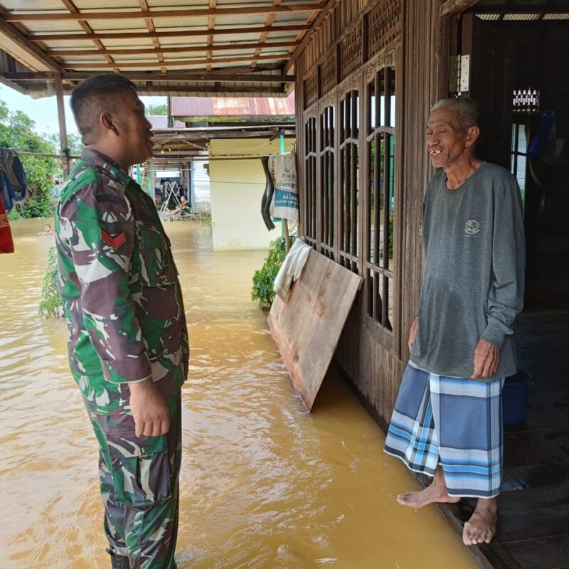 Babinsa Kodim 1009/Tanah Laut Tinjau Desa Terdampak Banjir, Warga Diimbau Waspada 