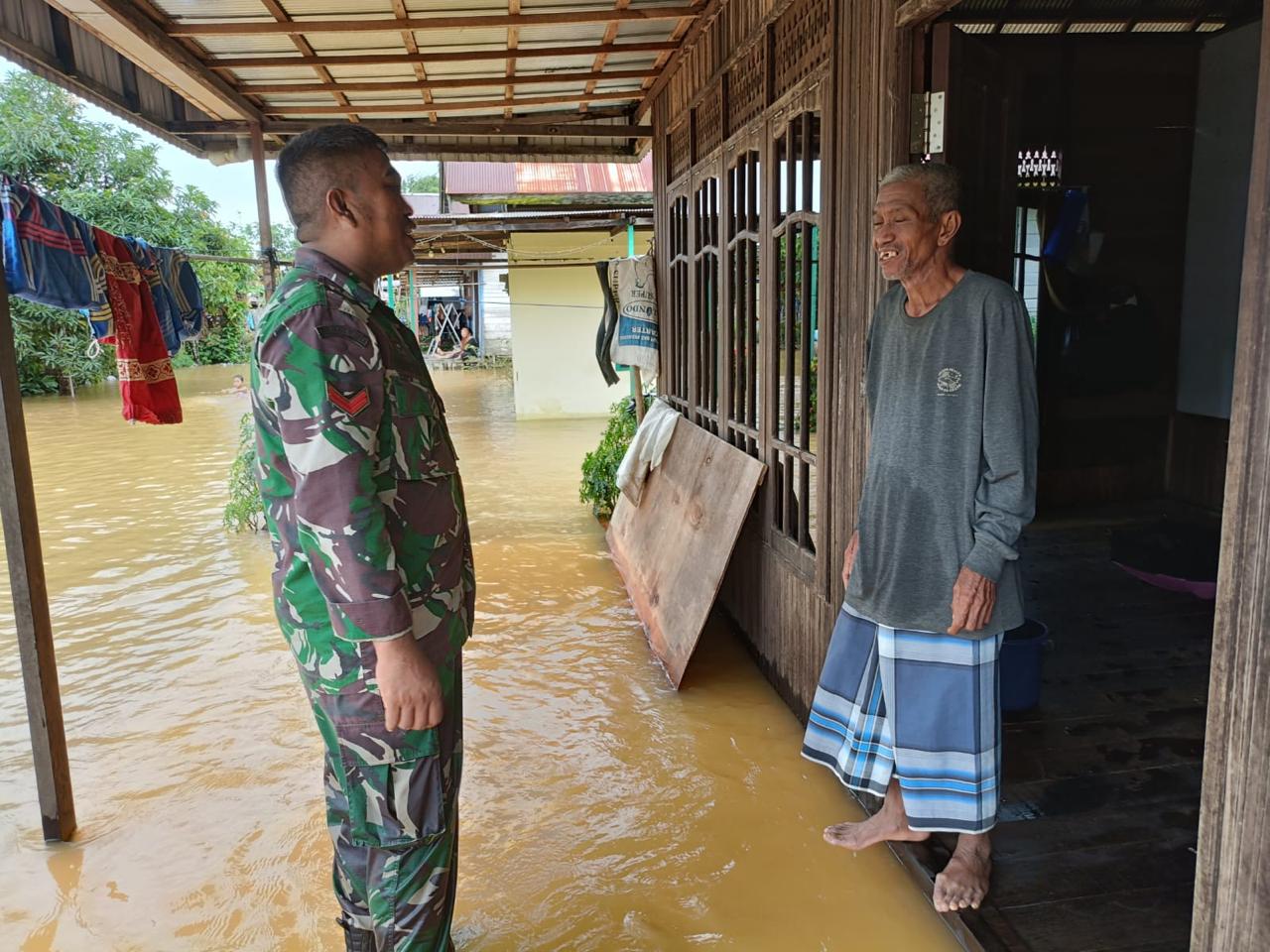 Babinsa Kodim 1009/Tanah Laut Tinjau Desa Terdampak Banjir, Warga Diimbau Waspada 