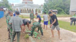 Sinergi TNI dan Masyarakat: Karya Bakti Babinsa Koramil Muara Uya di Langgar Miftahul Khair