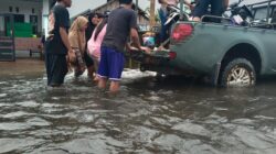 Personel Kodim 1009/Tanah Laut Siaga Bantu Evakuasi Warga Banjir