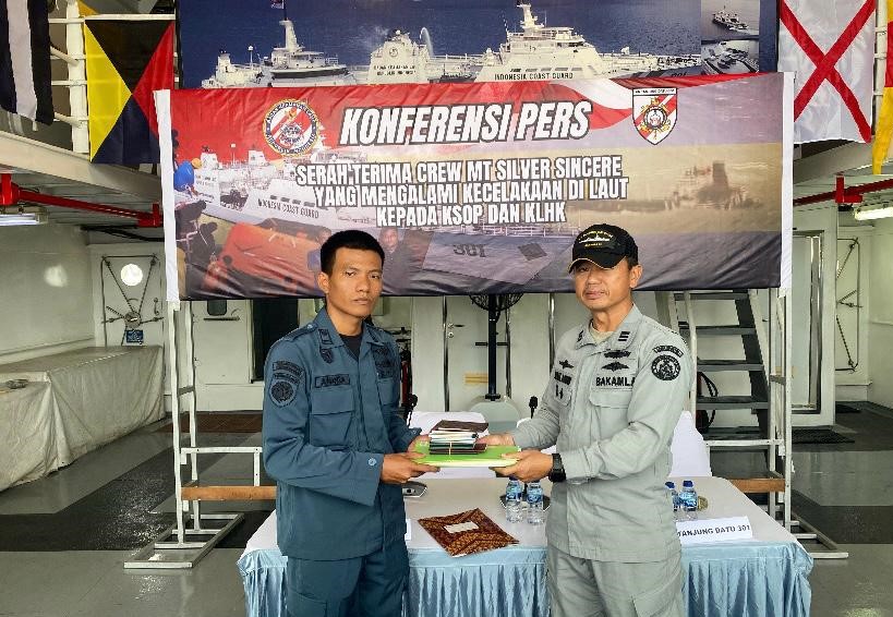 Bakamla RI Serah Terima ABK MT Silver Sincere Dengan KSOP Tanjung Uban