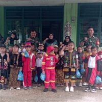 Danramil Berikan Semangat pada Anak-anak TK yang Menyambangi Koramil Kembang Janggut