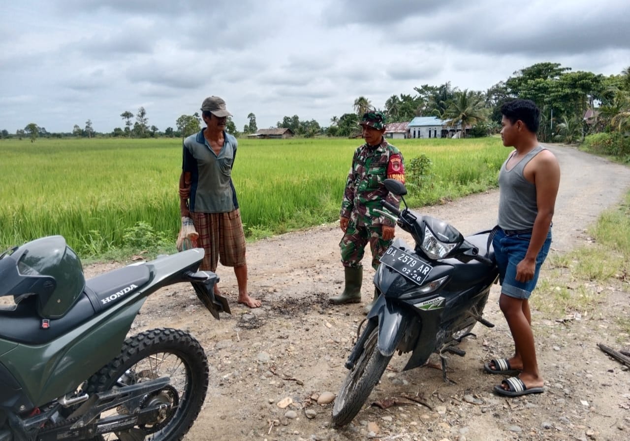 Babinsa Koramil 1002-08/Labuan Amas Utara Jalin Silaturahmi dengan Warga