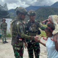 Minggu Kasih Buaya Putih Kostrad Berbagi Makanan