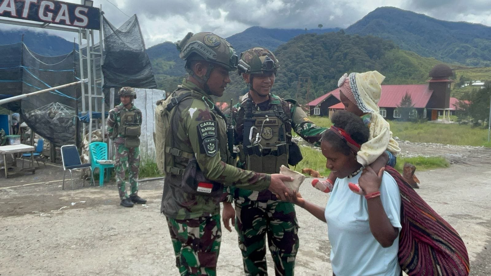 Minggu Kasih Buaya Putih Kostrad Berbagi Makanan