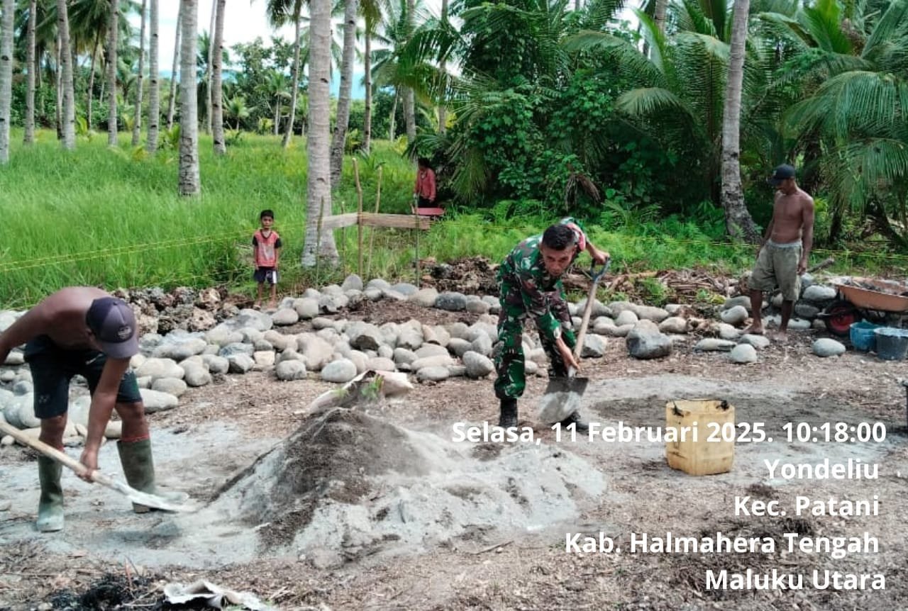 Kepedulian Babinsa Koramil 1512-02 Patani Bantu Pembuatan Pondasi Rumah Warga