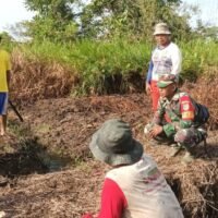 Babinsa Kuala Kencana Bantu Masyarakat Buka Lahan Pertanian