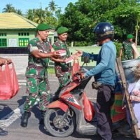 Berbagi di Hari Penuh Berkah, Koramil 1505-05 Sofifi Bagikan Makanan Gratis Untuk Pengguna Jalan