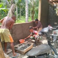 Wujud Kepedulian TNI, Babinsa Koramil 1505-04 Oba Bantu Warga Plester Dinding Rumah