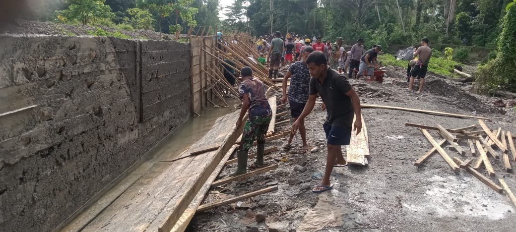 Manunggal Dengan Rakyat, Satgas TMMD 123 Kodim 1510/Sula Lanjutkan Sasaran Pembangunan Talud Sepanjang 200 meter