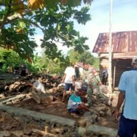 Semangat Gotong Royong! Babinsa Koramil 1505-02 Wasile Bersama Warga Bahu-Membahu Bangun Rumah