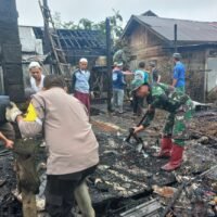 Koramil 1002-06/Barabai, Polres HST, dan DLH HST Bersatu Padu Bantu Korban Kebakaran di Barabai Darat