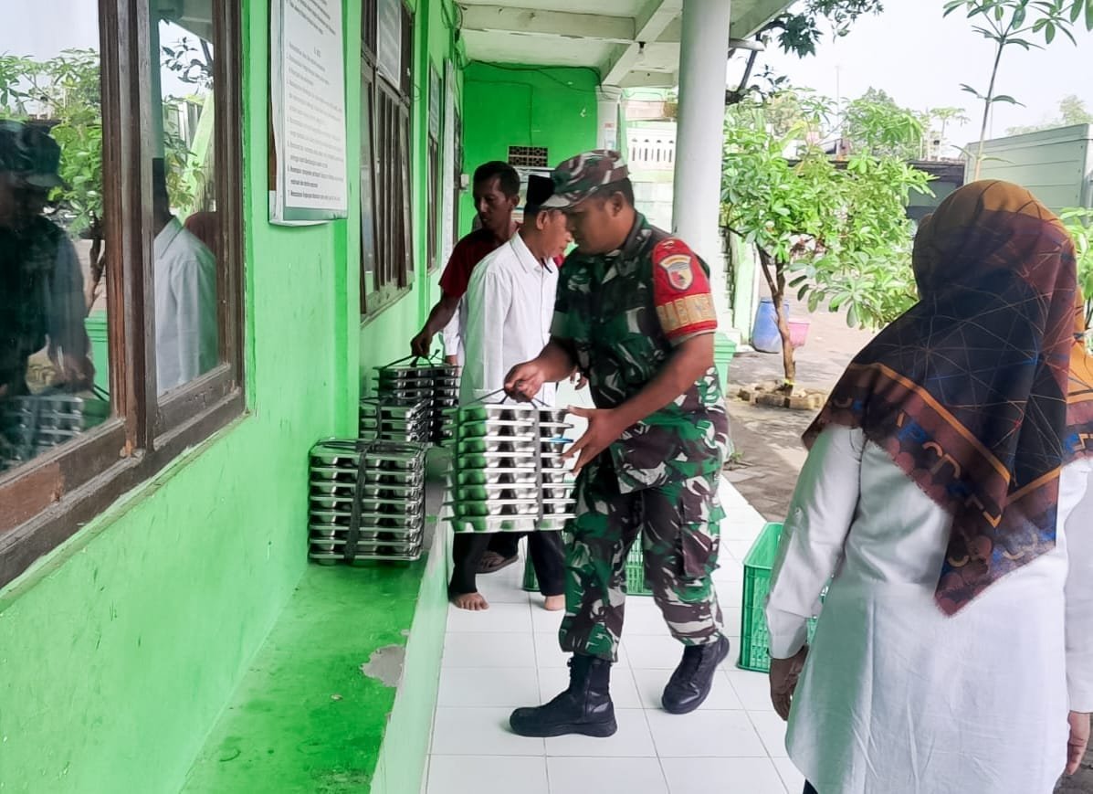 Babinsa Koramil Dander, Bojonegoro, Monitoring Pelaksanaan Program MBG diwilayah Binaan