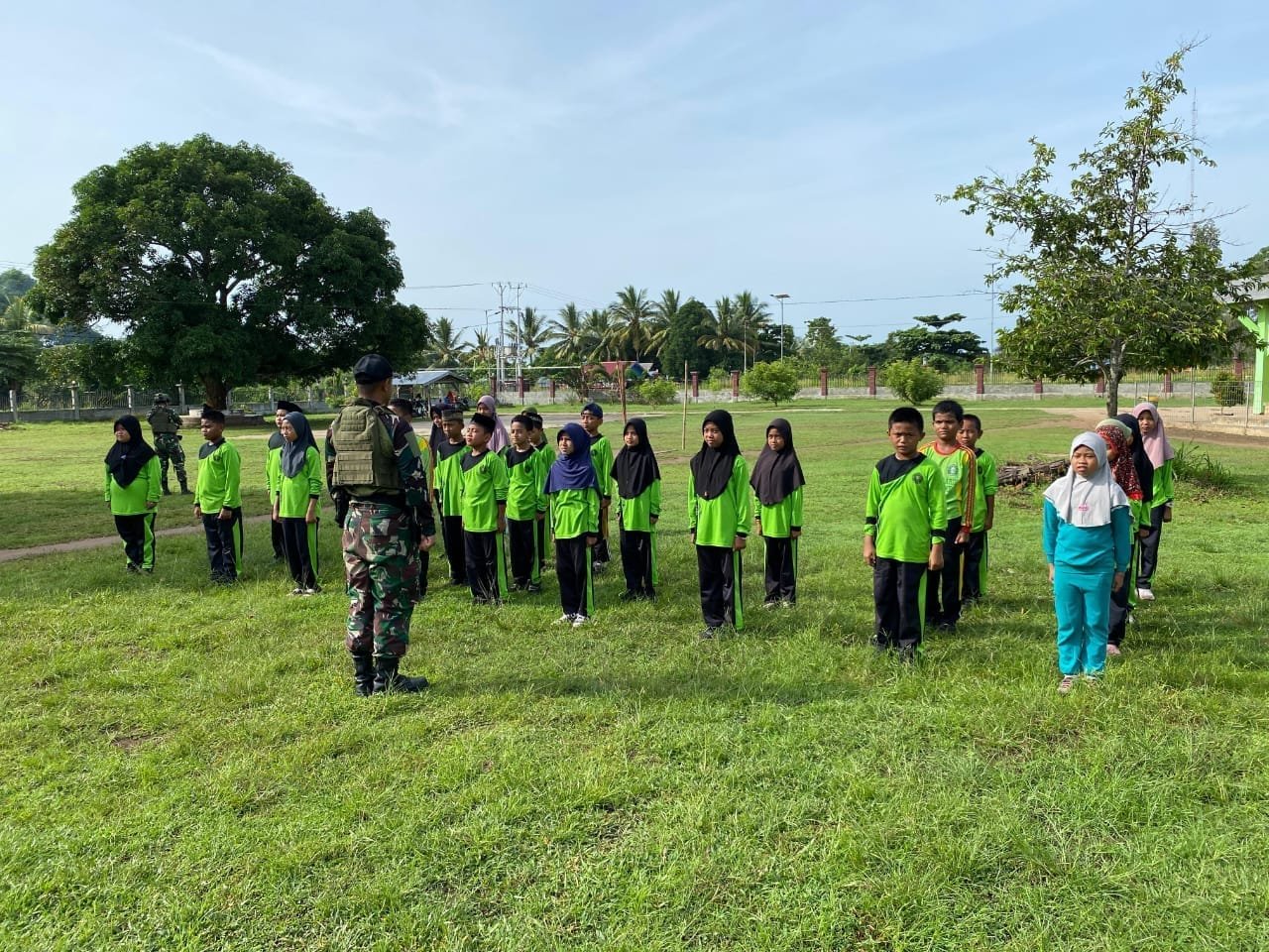 Satgas Yonif 312/KH Beri Pendidikan dan Pelatihan di MI Al Ma'arif Kampung Sota, Bangun Karakter dan Semangat Kebangsaan