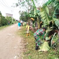 Babinsa Bersama Warga Lakukan Gotong Royong untuk Jaga Kebersihan Lingkungan