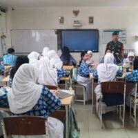 Babinsa Koramil 0906-01/Tenggarong Tinjau Pelaksanaan Makan Bergizi Gratis di SMP Negeri 1 Tenggarong