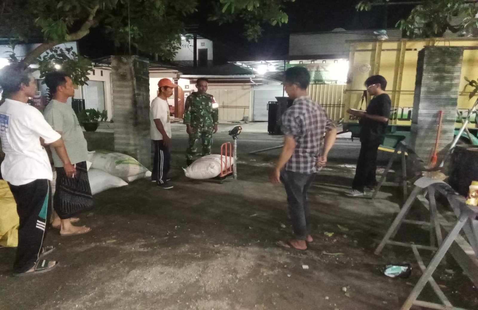 Semangat Tak Berbatas, Babinsa Dan Bulog Wilayah Blitar Mendampingi Penyerapan Gabah Petani