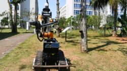 Sebuah robot terlihat berhenti di samping sebatang pohon karet, menjulurkan lengan mekanisnya untuk membuat torehan dengan tepat, sementara getah karet atau lateks yang bagaikan susu perlahan mengalir dari pohon tersebut. Di Akademi Ilmu Pertanian Tropis China (China Academy of Tropical Agricultural Sciences), sebuah robot penyadap karet mobile yang dikembangkan bersama sejumlah perusahaan sedang menjalani uji coba intensif. Robot penyadap karet yang dapat bergerak sendiri itu akan diuji coba pada musim menyadap karet di Hainan pada tahun ini.