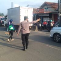 Polsek Cikupa, Laksanakan Pengaturan Lalu Lintas di Depan PT. Cingluh, Arus Kendaraan Lancar dan Terkendali