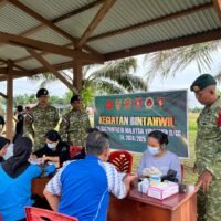 Peringati HUT Kostrad ke-64, Satgas Pamtas Yonarmed 11 Kostrad Berikan Layanan Kesehatan Gratis di Perbatasan