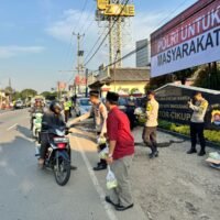 Polsek Cikupa, Bagikan 100 Paket Takjil Gratis untuk Masyarakat