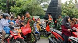 BOJONEGORO, - Bersama puluhan anggota Saka Wira Kartika, jajaran Bintara Pembina Desa atau Babinsa Komando Distrik Militer (Kodim) 0813 Bojonegoro Jawa Timur, serentak membagikan ribuan paket takjil gratis di 3 titik lokasi kepada masyarakat dan para pengguna jalan raya, Jumat (14/3/2025).