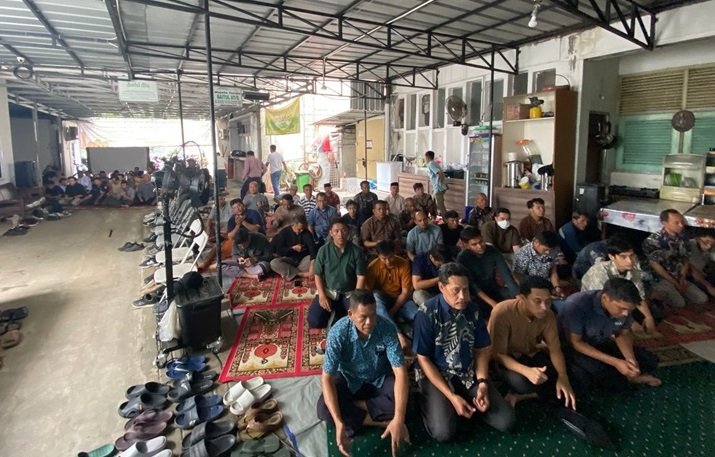 Jakarta – Masjid Baitul Atiq yang berlokasi di Jalan Sriwijaya IV No. 1, RT 006 RW 01, Kelurahan Selong, Kecamatan Kebayoran Baru, Jakarta Selatan, memiliki sejarah panjang dalam memberikan pelayanan ibadah dan pembinaan keagamaan bagi masyarakat sekitar.