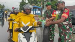 Timika, jejakperistiwa.id - Prajurit dan Persit Koramil 06/Agimuga Kodim 1710/Mimika berbagi takjil kepada pengendara yang melintas menjelang berbuka puasa di Jl Bundaran Sp2, jalan Cendrawasih, Kab. Mimika. Sabtu (15/03/2025).