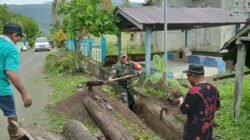 Halmahera Timur – Dalam upaya menjaga kebersihan lingkungan dan mencegah banjir, Babinsa Koramil 1505-03/Maba Kodim 1505/Tidore, Serda Ridwan Tidore, bersama masyarakat melaksanakan kerja bakti membersihkan selokan dari tumpukan tanah. Kegiatan ini berlangsung di Desa Tewil, Kecamatan Kota Maba, Kabupaten Halmahera Timur, Sabtu(15/3/2025).