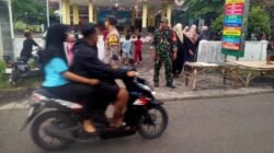 Probolinggo – Koramil 0820/16 Paiton membagikan takjil gratis kepada para pengguna jalan sebagai upaya mencari keberkahan di bulan Ramadan. Kegiatan ini berlangsung di Jalan Pantura, tepatnya di depan Pendopo Kantor Desa Jabung Candi, Kecamatan Paiton, Kabupaten Probolinggo.