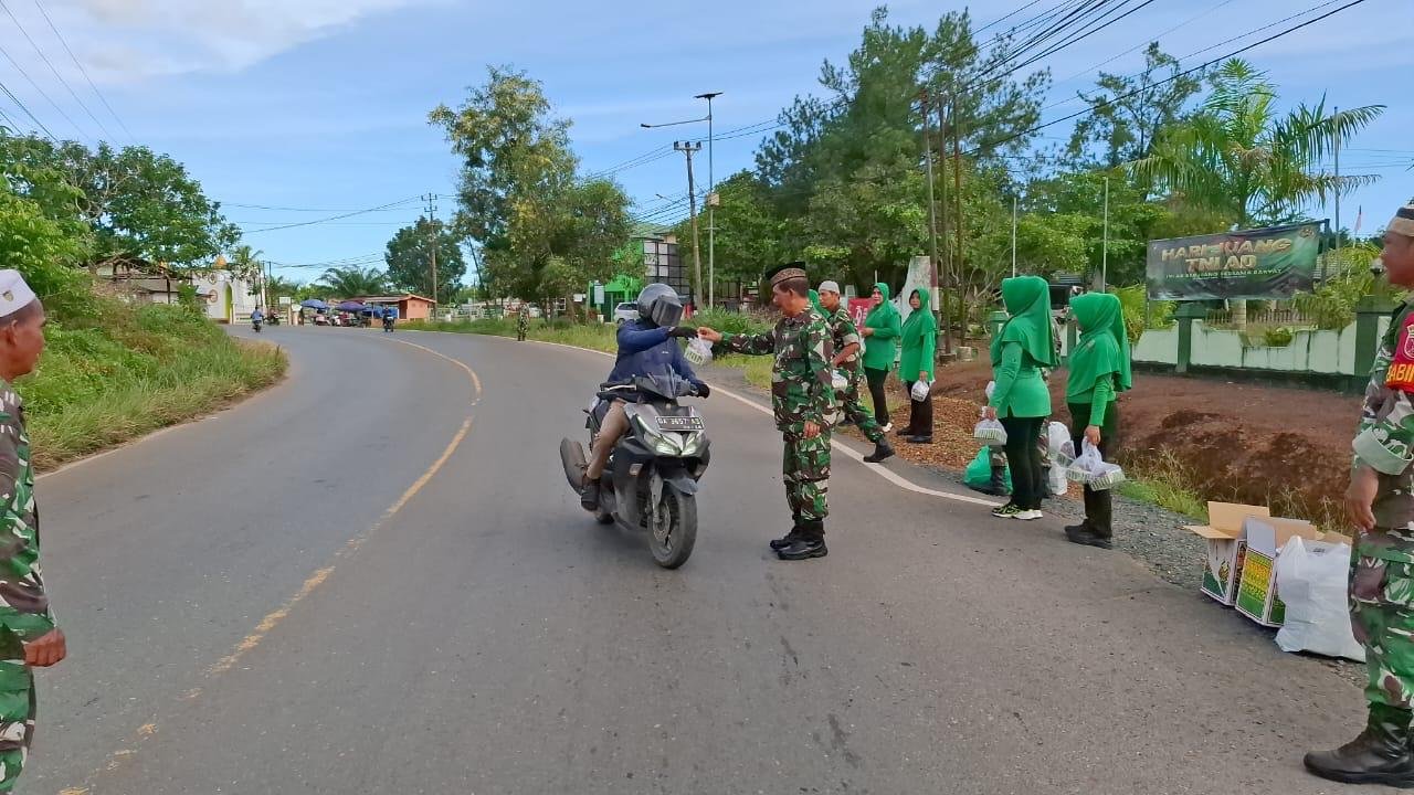 Tanah Laut – Dalam semangat berbagi di bulan suci Ramadhan, personel Koramil 1009-01/Jorong Kodim 1009/Tanah Laut bersama anggota Persit KCK Cabang XXXII menggelar aksi sosial dengan membagikan ratusan paket takjil kepada masyarakat yang melintas di depan Koramil 1009-01/Jorong, Jl. A. Yani, Desa Jorong, Kecamatan Jorong, Kabupaten Tanah Laut, pada Sabtu (15/03/2025).