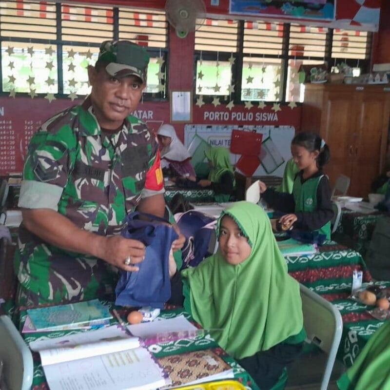Hari Pertama Program Makan Bergizi Gratis di Kodim 1009/Tanah Laut: Siswa SDN 4 Angsau Terima Takjil Sehat