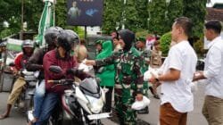 Taruna Akademi Militer Berbagi Takjil untuk Masyarakat Sekitar